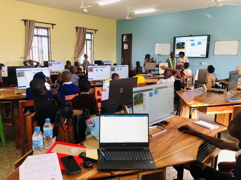 A full class coding together in the computer lab